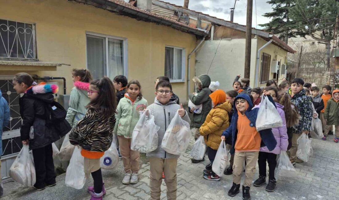 Tokat’ta ilkokul öğrencileri, harçlıklarını biriktirerek aldıkları pideleri iftar öncesi mahalledeki