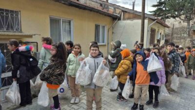 Tokat’ta ilkokul öğrencileri, harçlıklarını biriktirerek aldıkları pideleri iftar öncesi mahalledeki