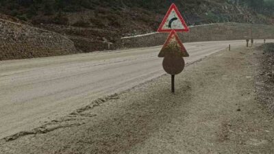 Bursa’da Harmancık-Orhaneli yolu, yol çalışmaları ve sağanak yağışların etkisiyle balçıkla