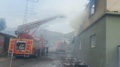 Hatay’da alevlere teslim olarak yanan müstakil ev kullanılmaz hale geldi.