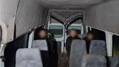 Hatay’da polis ekipleri tarafından durdurulan araçta 3 kaçak göçmen yakalanırken,