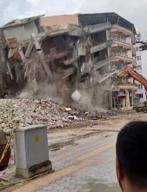 Hatay’ın Defne ilçesinde ağır hasarlı olan 5 katlı bina, mahkeme