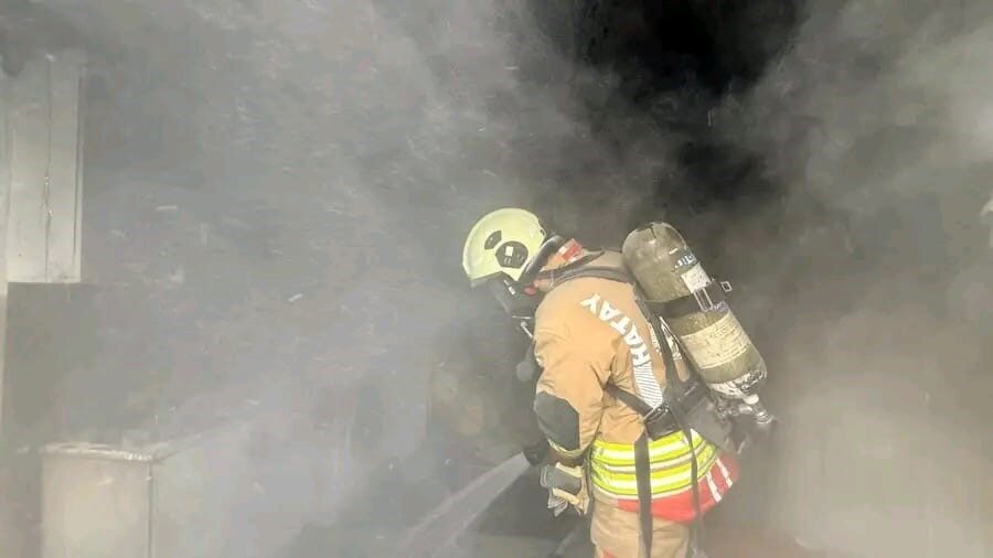 Hatay’ın Defne ilçesinde konteynerın kullanılamaz hale geldiği yangını, itfaiye ekipleri