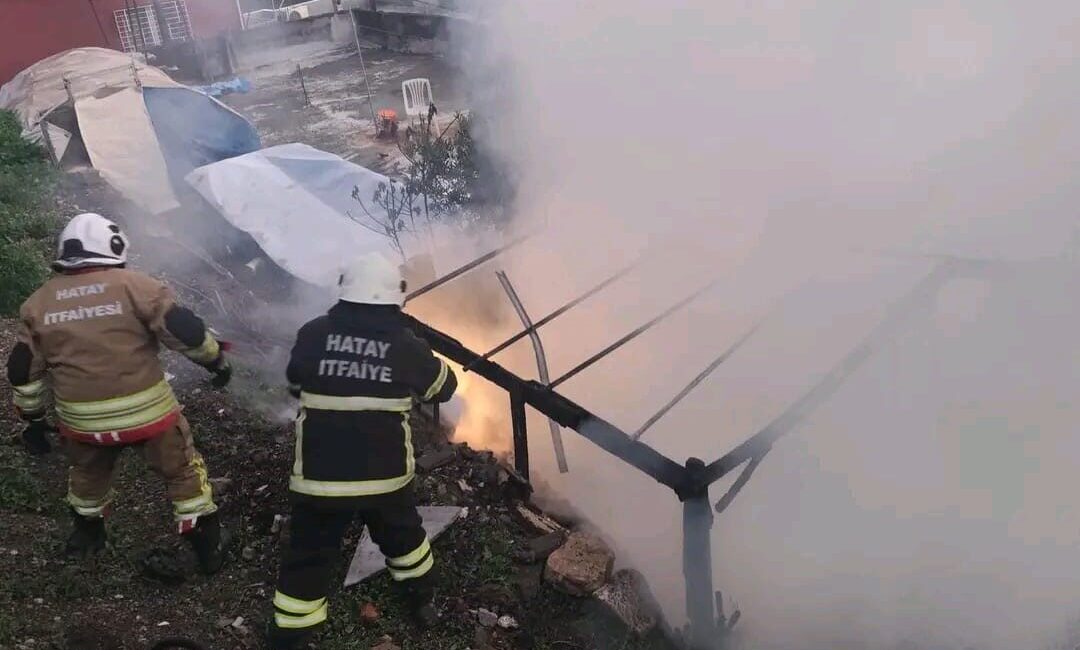 Hatay’ın Belen ilçesinde odunlukta çıkan yangın, evlere sıçramadan itfaiye ekipleri
