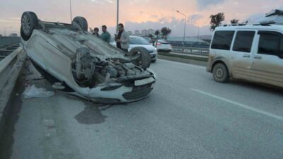 Hatay’ın Antakya ilçesinde sürücüsünün kontrolünü kaybetmesiyle takla atan otomobildeki 3