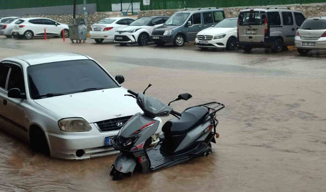 Hatay’ın Yayladağı ilçesinde etkili olan yağışla birlikte yollar göle döndü.
