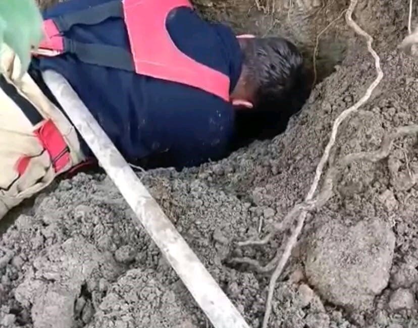 Hatay’ın Dörtyol ilçesinde yağışlar nedeniyle yaşanan toprak kaymasında göçük altında