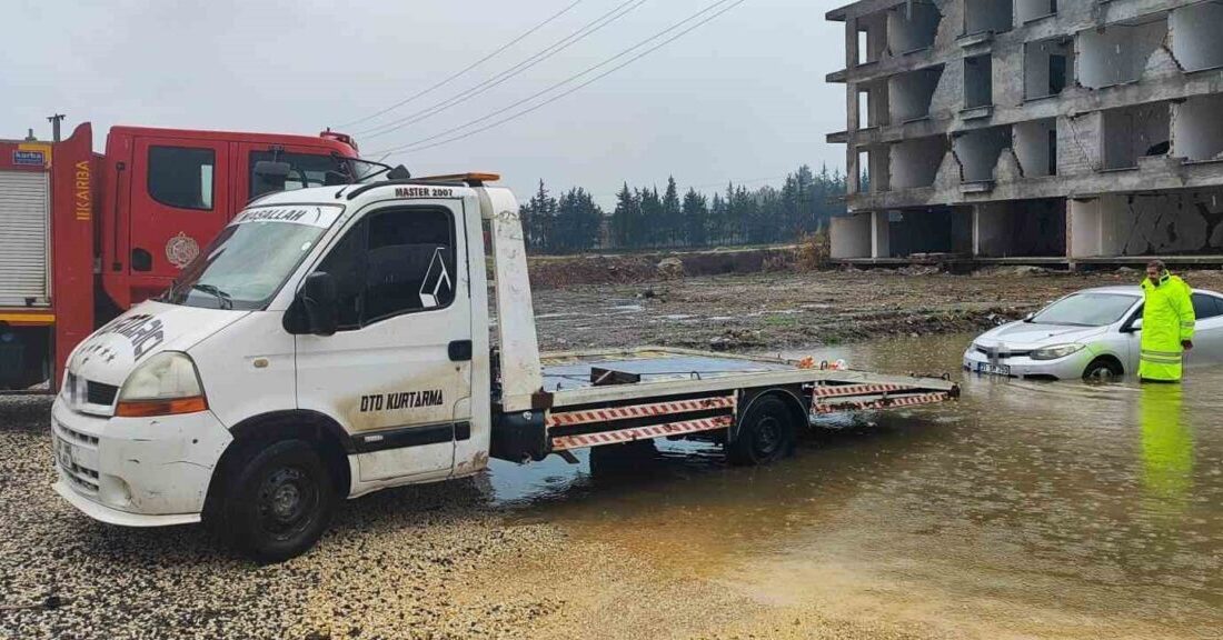 Hatay’da şiddetli yağışla birlikte caddeler ve sokaklar göle dönerken vatandaşlar