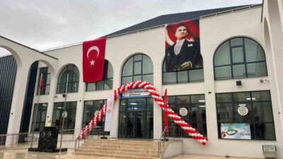 Hayırsever Hacı Perihan Vural tarafından yaptırılan Hacı Perihan Vural Ortaokulu