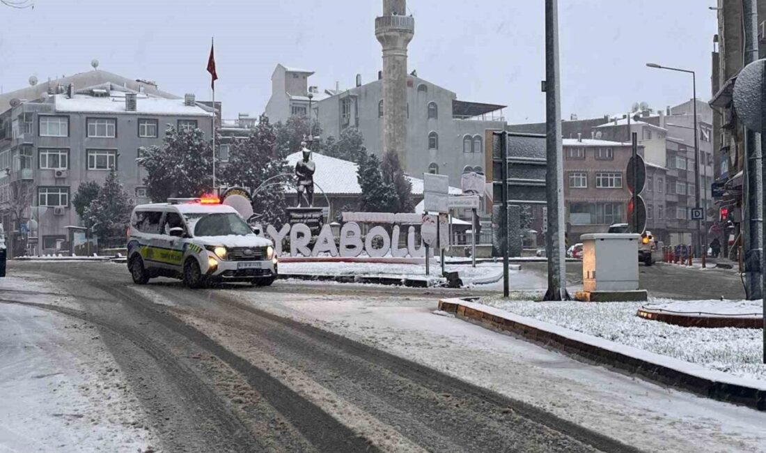 Tekirdağ’ın Hayrabolu ilçesinde sabah saatlerinde başlayan yoğun kar yağışı etkisini