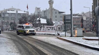 Tekirdağ’ın Hayrabolu ilçesinde sabah saatlerinde başlayan yoğun kar yağışı etkisini