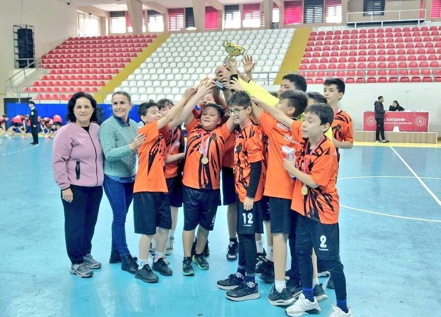 Eskişehir’de sona eren ’Hentbol Küçük Erkekler İl Birinciliği’nde dereceye giren