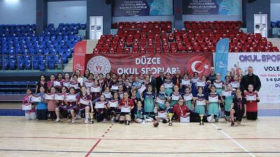 DÜZCE(İHA) – Düzce’de düzenlenen küçük erkeklerde Aydınpınar Ortaokulu, kızlarda Azmimilli