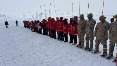Bingöl’deki Hesarek Kayak Merkezi’nde yapılan çığ ve telesiyejde mahsur kalma