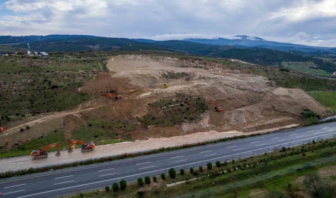İzmir-İstanbul otoyolunun Manisa’nın Turgutlu ilçe sınırlarındaki kısmında meydana gelen heyelan