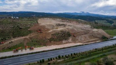 İzmir-İstanbul otoyolunun Manisa’nın Turgutlu ilçe sınırlarındaki kısmında meydana gelen heyelan
