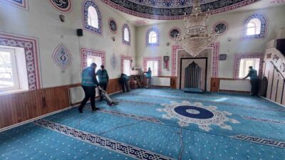 Erzurum’un Hınıs ilçesinde denetimi serbestlik uygulaması çerçevesinde yükümlüler tarafından camilerde
