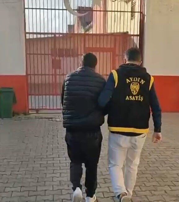 Aydın’ın Efeler ilçesinde polis ekiplerince yapılan çalışmada hırsızlık suçundan aranan