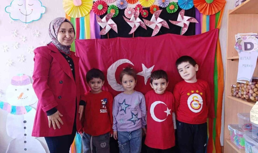 Kütahya’nın Hisarcık ilçesinde Güldüren İlkokulu anasınıfı öğrencileri, sınıflarında dalgalanacak Türk