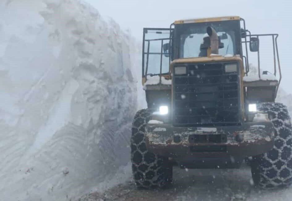 Bitlis’in Hizan ilçesine bağlı yüksek rakımlı Karlıtepe köyünde yürütülen karla
