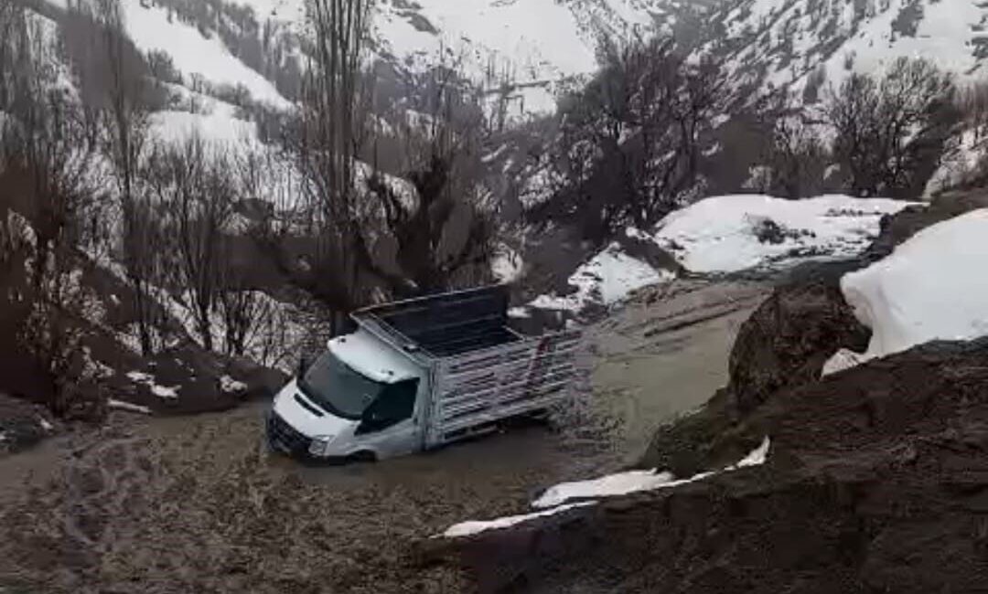 Bitlis’in Hizan ilçesinde meydana gelen heyelan nedeniyle bazı köy yolları