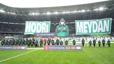 Kocaelispor’un Beşiktaş’ı konuk ettiği karşılaşmada ev sahibi tribünler özel koreografi