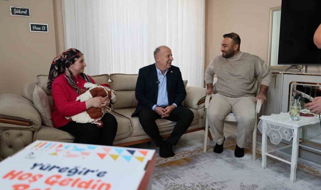 Adana’nın Yüreğir ilçesinde yeni doğan bebeklerini kucağına alan ailelere ilk