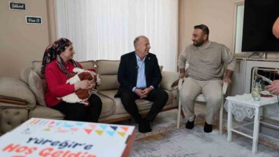 Adana’nın Yüreğir ilçesinde yeni doğan bebeklerini kucağına alan ailelere ilk