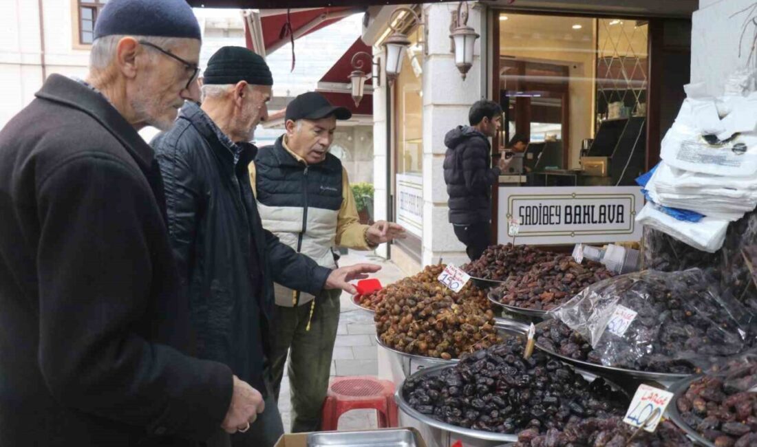 Ramazan ayına sayılı günler kala iftar sofralarının vazgeçilmezi hurma tezgahlardaki