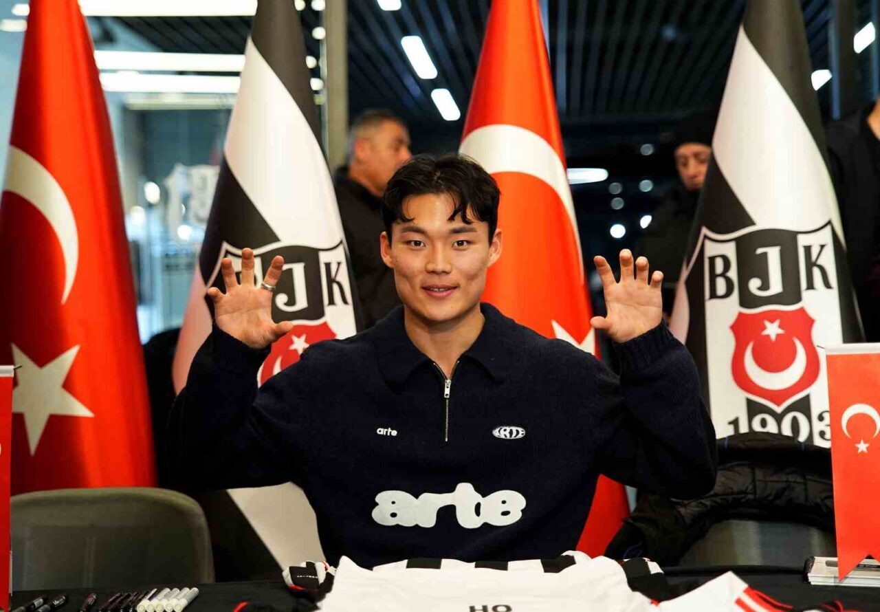 Beşiktaş’ın Güney Koreli santrforu Hyeon-gyu Oh, Tüpraş Stadyumu Kartal Yuvası’nda