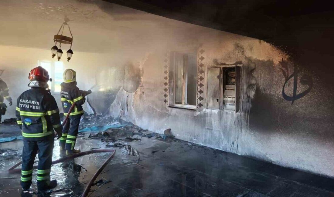 Sakarya’nın Akyazı ilçesinde ibadete yeni açılan camide çıkan yangın, itfaiye