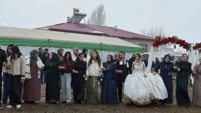 Iğdır’da uzun yıllardır devam eden bahçede düğün geleneği, zorlu kış