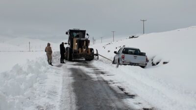 Iğdır’da etkili olan kar yağışı nedeniyle kapanan köy yollarını açmak