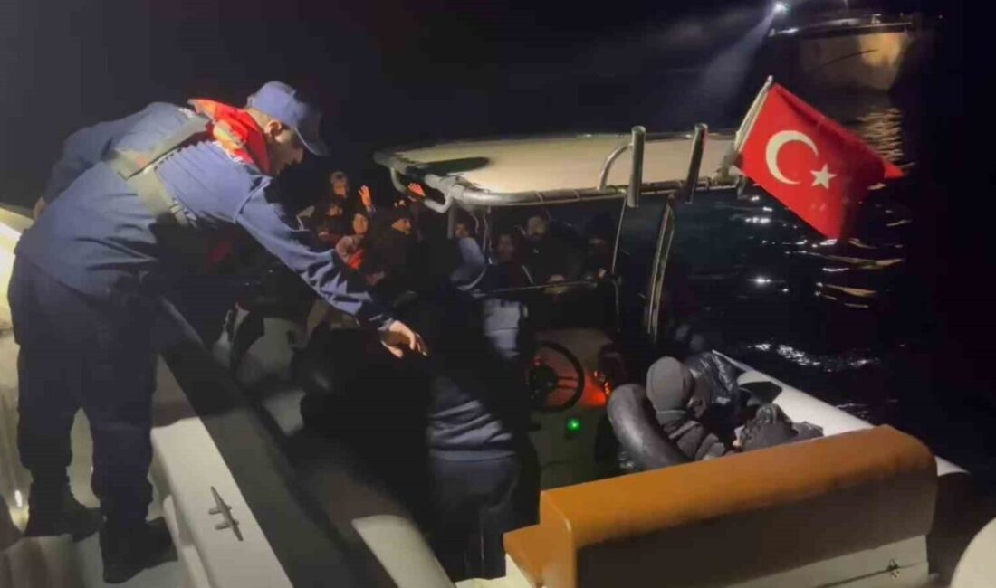 İzmir’in Urla ilçesi açıklarında Sahil Güvenlik ekipleri tarafından durdurulan lastik