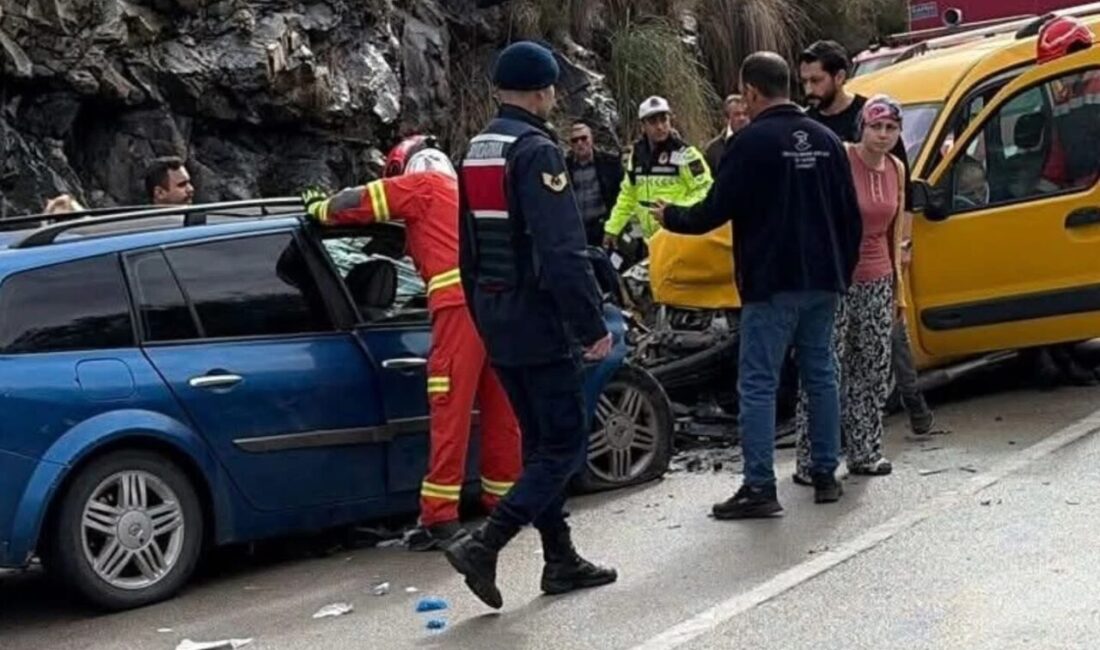 Denizli’de iki aracın kafa kafaya çarpışması sonucu meydana gelen trafik