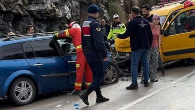 Denizli’de iki aracın kafa kafaya çarpışması sonucu meydana gelen trafik