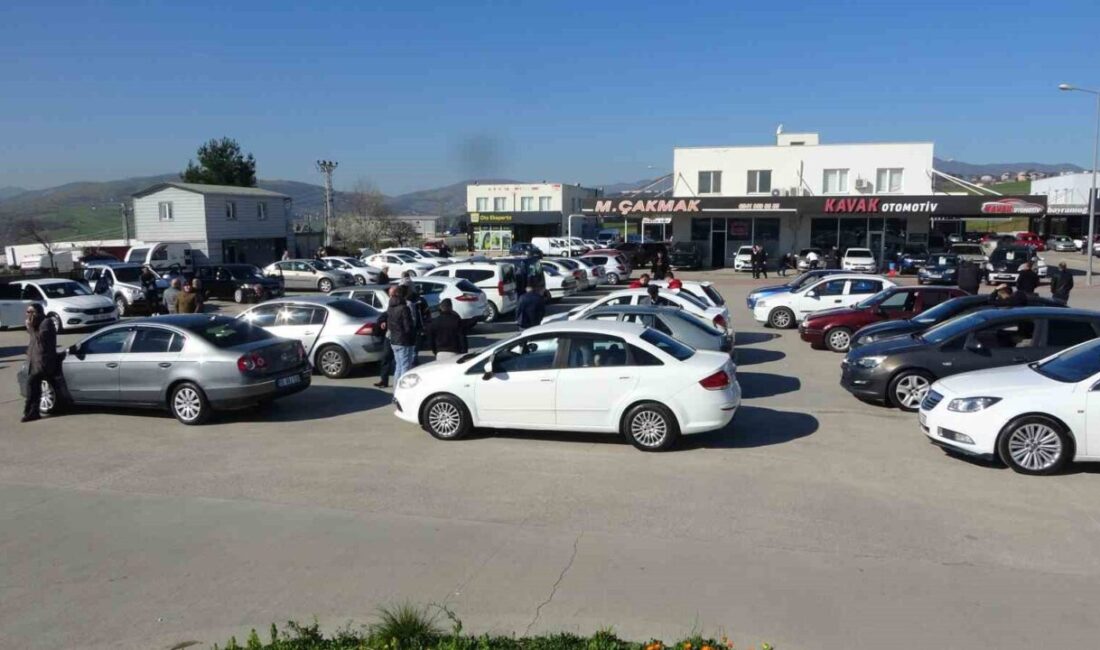 Samsun’da kurulan ikinci el otomobil pazarında satıcı yoğunluğu dikkat çekti.