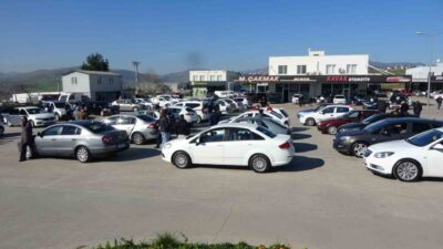 Samsun’da kurulan ikinci el otomobil pazarında satıcı yoğunluğu dikkat çekti.