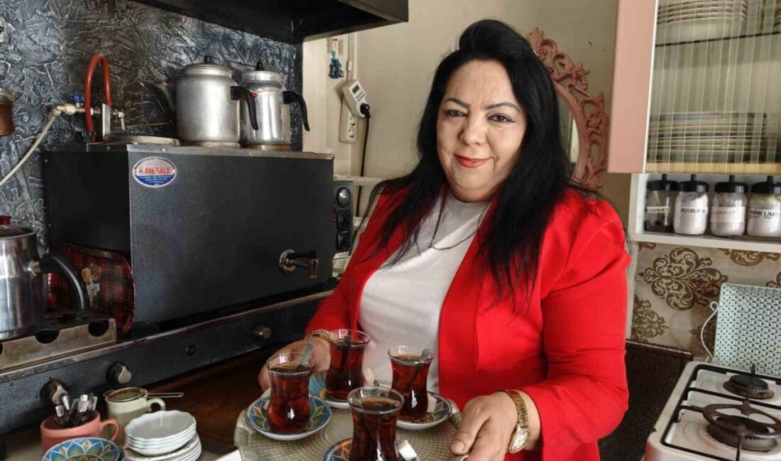 Kayseri’de ilçe terminalinde çay ocağı işleten Sibel Kaymaz müşterilerinden takdir