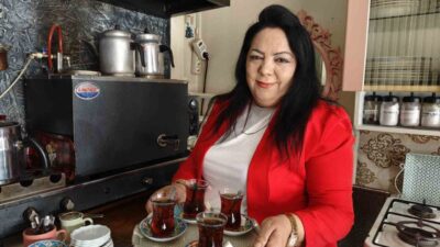 Kayseri’de ilçe terminalinde çay ocağı işleten Sibel Kaymaz müşterilerinden takdir