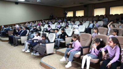 Ali Dilmen İlkokulu öğrencilerini belediyede misafir eden Erenler Belediye Başkanı