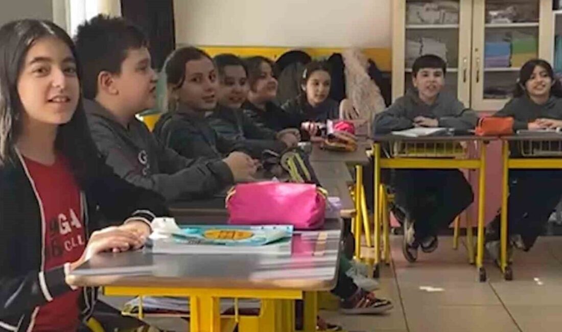 Kırıkkale’de ilkokul öğrencileri, ders öncesinde “Kabe’de hacılar hu der Allah”