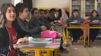 Kırıkkale’de ilkokul öğrencileri, ders öncesinde “Kabe’de hacılar hu der Allah”