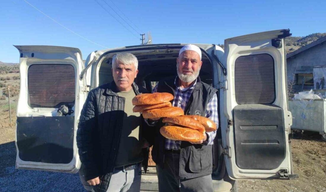 Yozgat’ta imece usulüyle pide dağıtımı yapılan Yukarı Karahacılı köyünde, Ramazan
