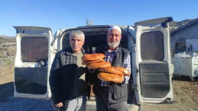 Yozgat’ta imece usulüyle pide dağıtımı yapılan Yukarı Karahacılı köyünde, Ramazan