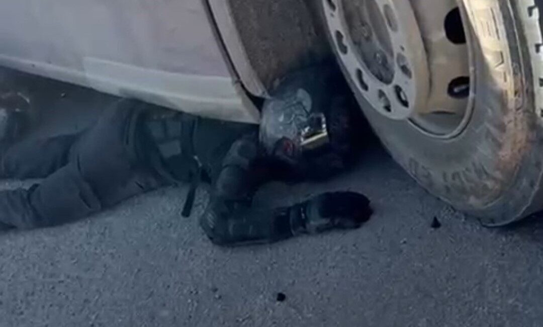 Adana’da tırın altında sıkışan motosikletin sürücüsü, kaskı ve koruyucu kıyafetleri