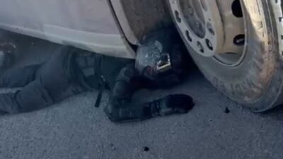 Adana’da tırın altında sıkışan motosikletin sürücüsü, kaskı ve koruyucu kıyafetleri