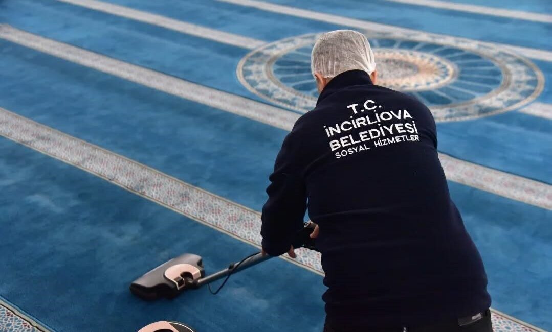 İncirliova Belediyesi ekipleri ilçedeki camilerde temizlik çalışmalarını sürdürüyor. İncirliova Belediye