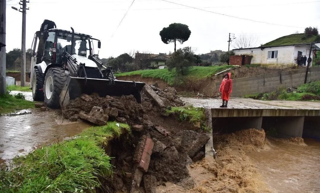Aydın’ın İncirliova ilçesinde etkili olan yoğun yağışlar sonrası Eğrek Mahallesi