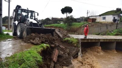 Aydın’ın İncirliova ilçesinde etkili olan yoğun yağışlar sonrası Eğrek Mahallesi